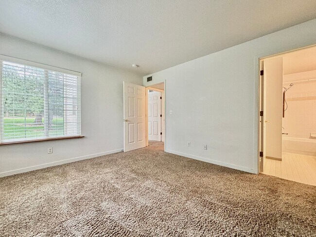 Building Photo - Charming Main floor 2 bed, 2 bath Condo