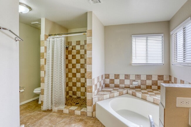 Building Photo - Beautiful 4 bedroom POOL home close to Nellis AFB!