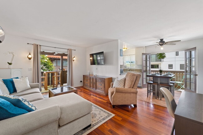 Living room with both balconies - 709 Agate St