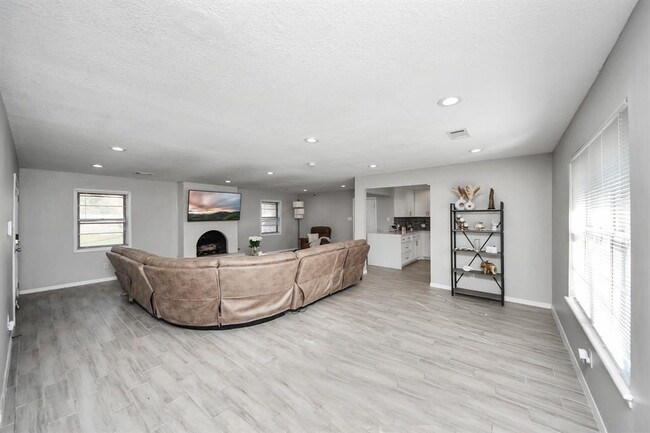 Building Photo - 2402 Bammel Timbers Ln