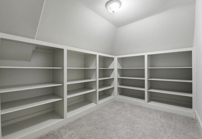 Building Photo - 30 N Palmiera Cir