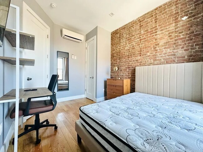 Building Photo - Furnished room/NOT APARTMENT