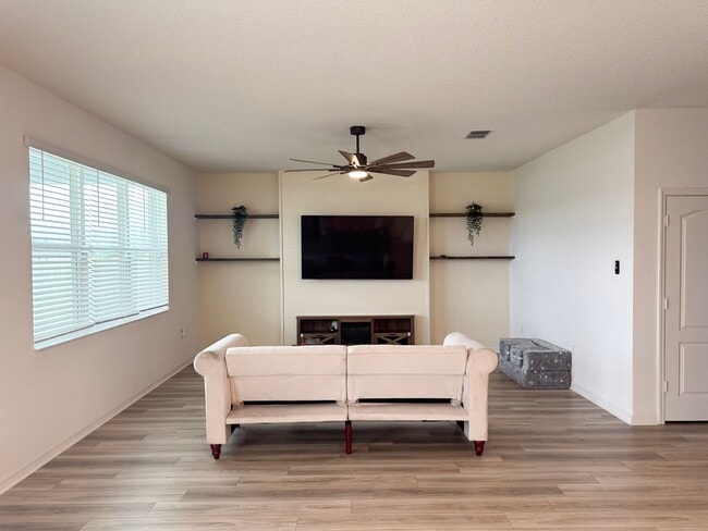 Building Photo - Beautiful 3 bedroom/2.5 bath in NEW Winter...