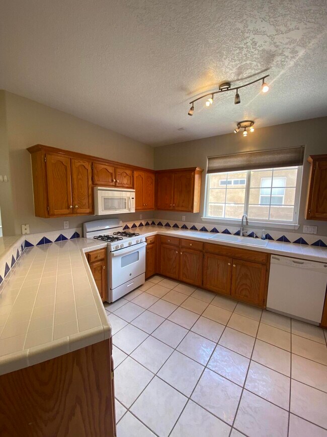 Building Photo - 7305 Peregrine Rd NE