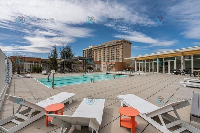 Building Photo - 1 Bedroom 2 Bathroom with Bonus room area!...