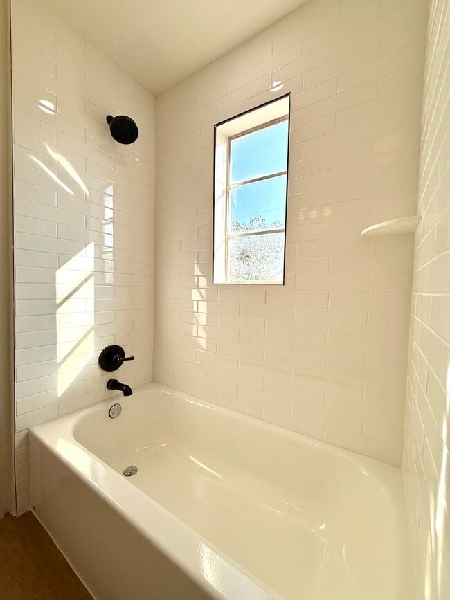 Building Photo - Quiet & Cute! Remodeled 1 Bed, 1 Bath Near...