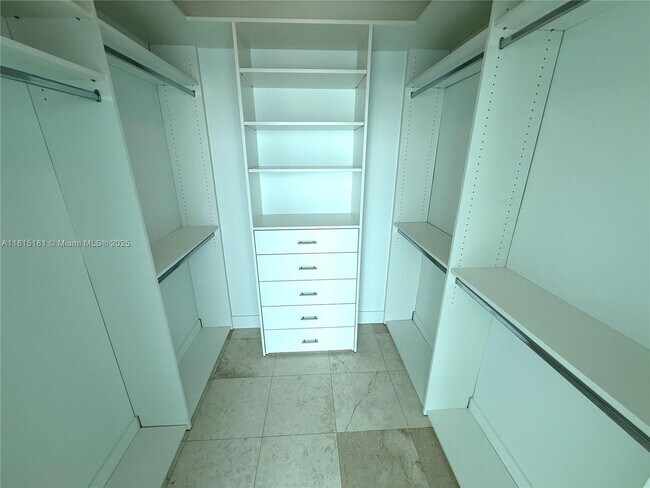 Building Photo - 950 Brickell Bay Dr