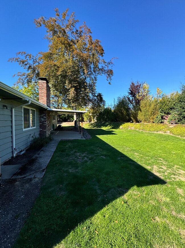Building Photo - 3 Bedroom 1.5 baths! Walker & Cedar Hills ...