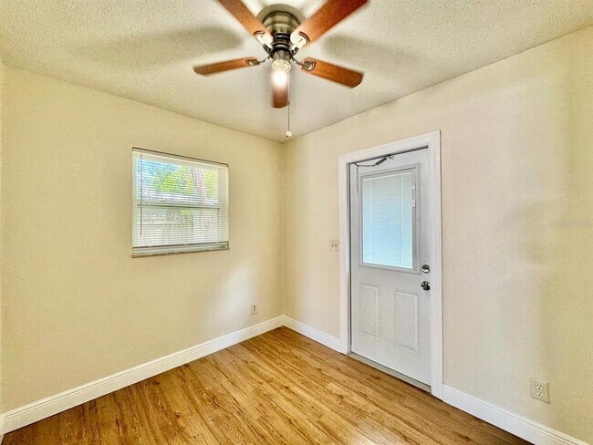 Building Photo - 865 Trotter Rd