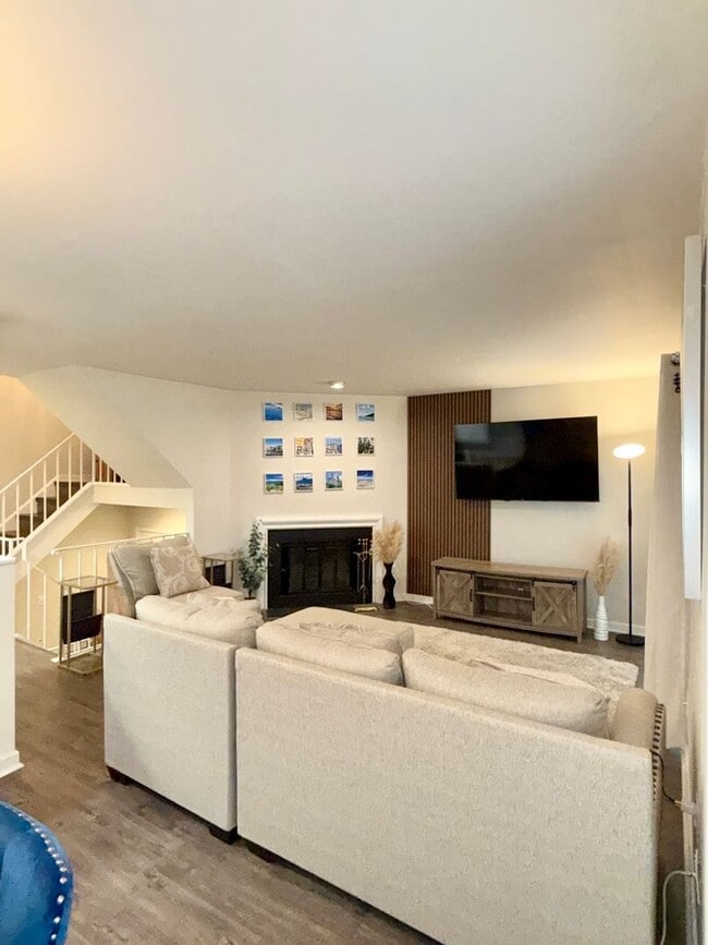 Building Photo - Modern Comfort in Sought-After Gaithersburg