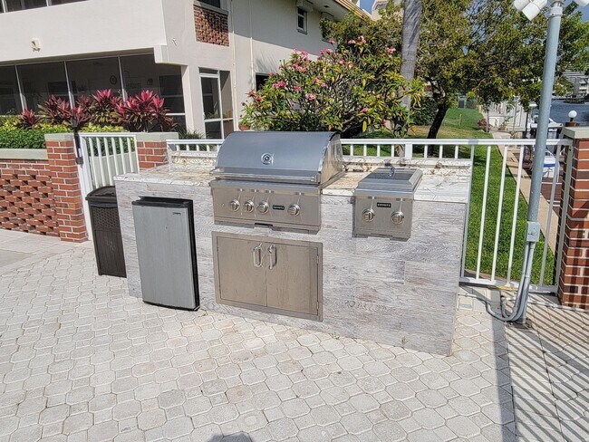 Building Photo - 1340 NE 28th Ave