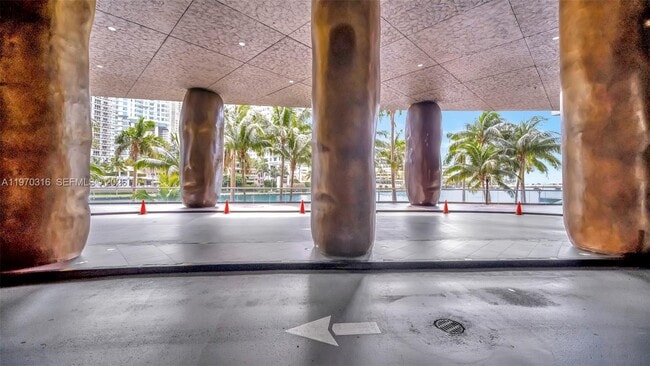 Building Photo - 495 Brickell Ave