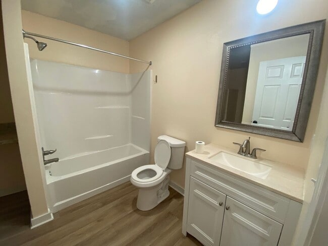 Building Photo - Charming 3Bed/2Ba Duplex Unit Conveniently...