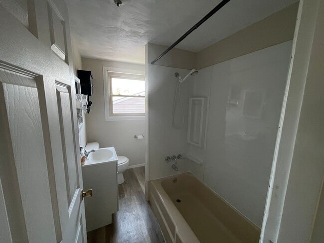 Building Photo - AVAILABLE NOW!! 3 BED 1 BATH SINGLE FAMILY...