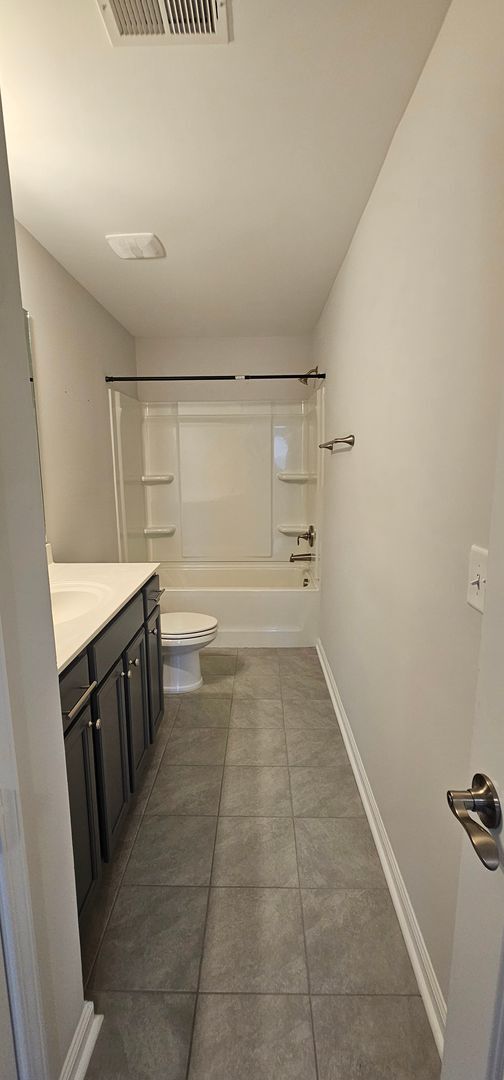 Building Photo - Live where charm meets convenience-Glenmoo...