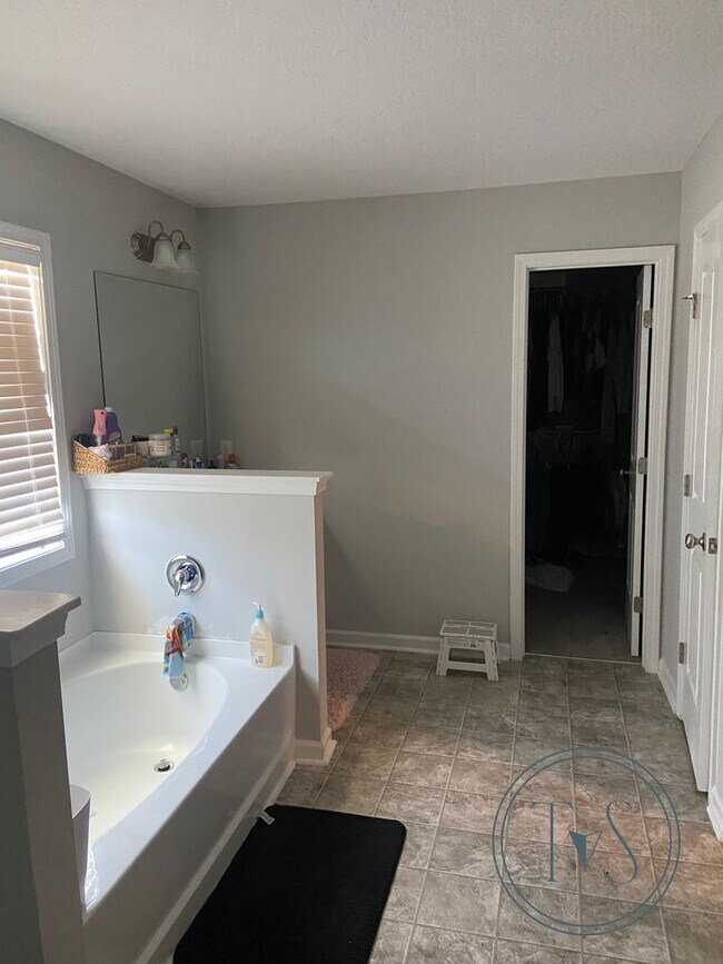 Building Photo - SPRING MOVE-IN SPECIAL AND RATE DROP ALERT...