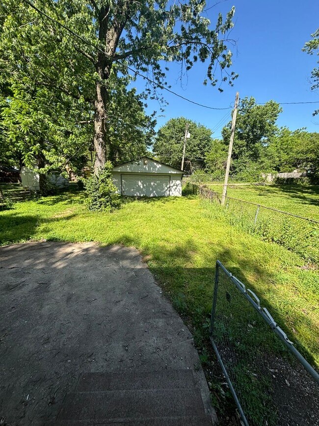 Building Photo - 2027 N Weller Ave