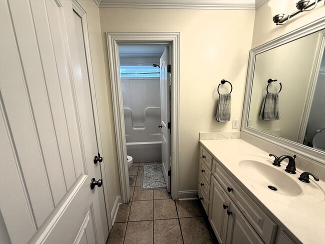 Building Photo - Spacious 4 bed 3 bath Home in Grove Point!