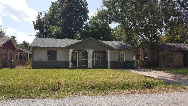 Primary Photo - 3221 McCrarey Dr