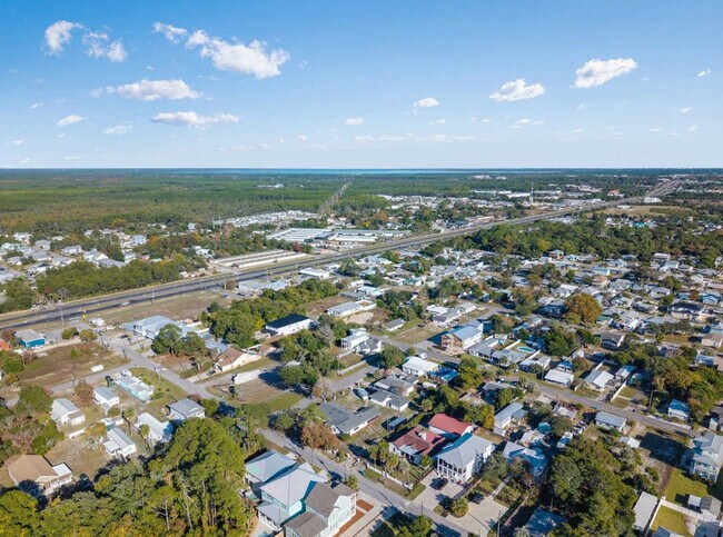 Building Photo - 223 E Lakeshore Dr