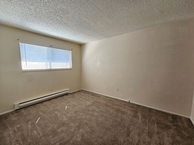 Building Photo - Southeast Reno Townhome - Close to Everyth...