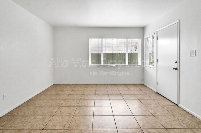 Building Photo - 425 Bonair St