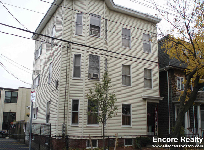 Building Photo - 146 Hillside St