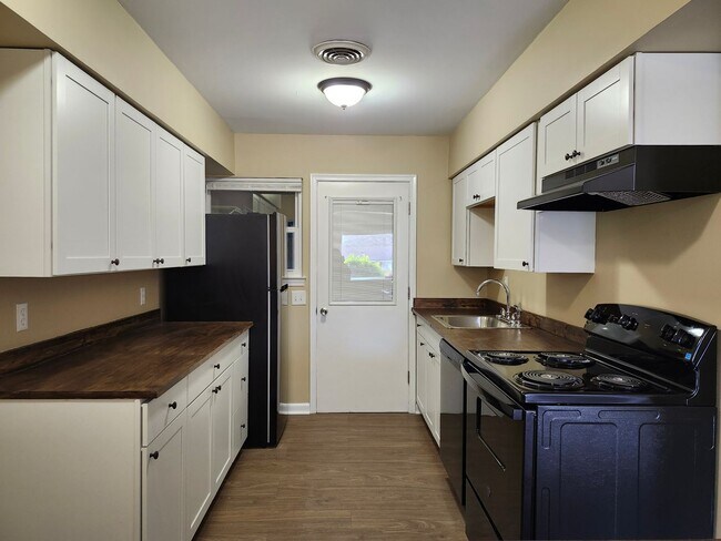 Building Photo - 827 Darryl Ln