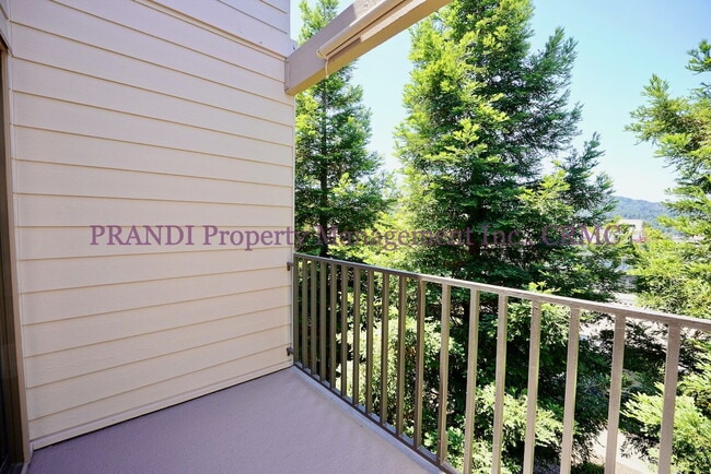 Building Photo - Top Floor, Corner Unit Condo with View and...