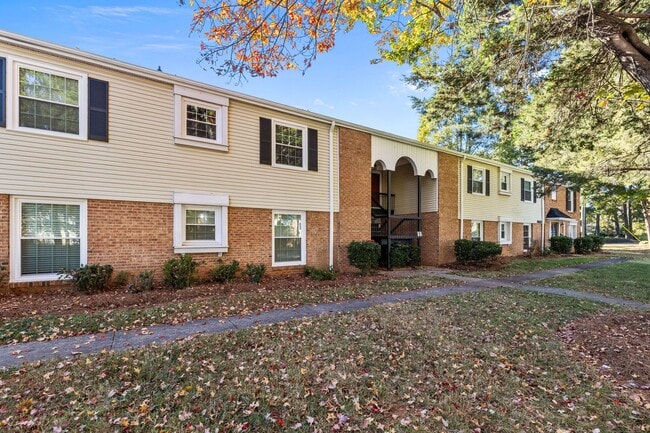 Building Photo - *MOVE IN READY* 3 Bed, 2 Bath Condo, Close to Uptown!!!