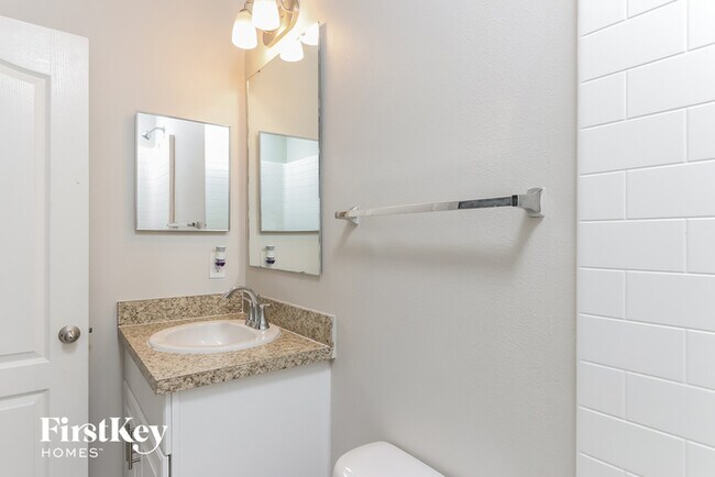 Building Photo - 1810 SW Effland Ave