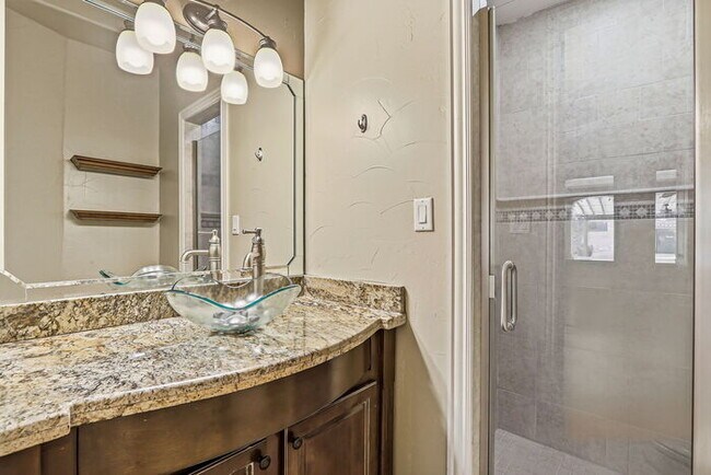 Building Photo - 724 Scott Ln