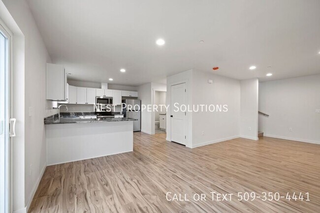 Building Photo - 215 W 1st St