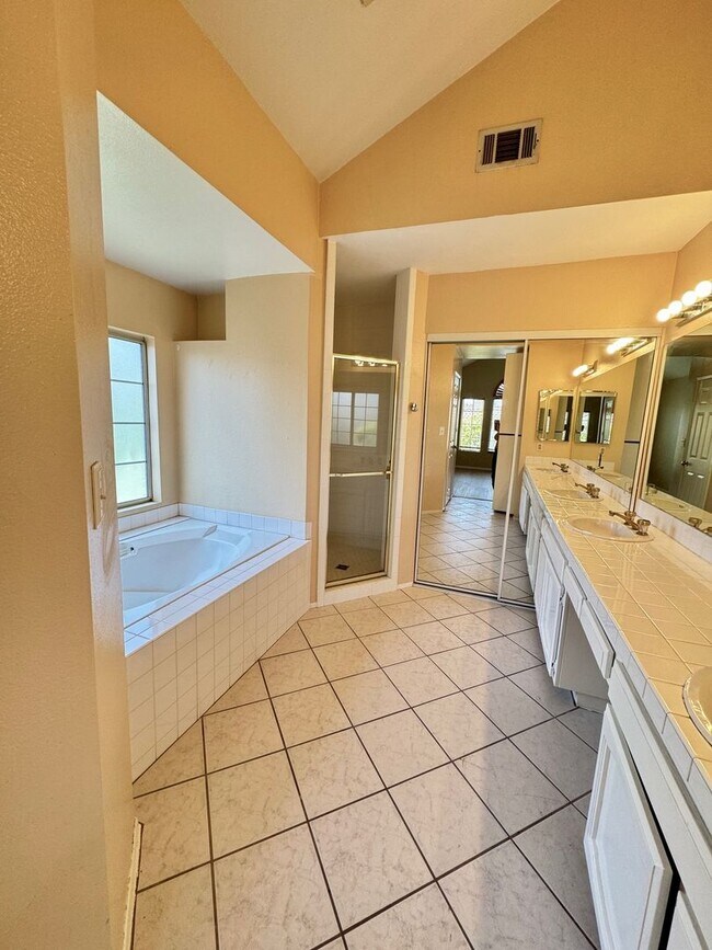 Building Photo - Large, end-unit townhome in the heart of Thousand Oaks