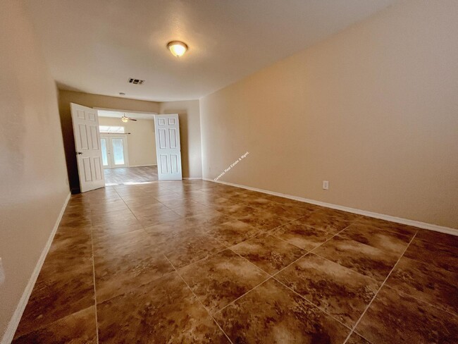 Building Photo - "Discover Your Desert Oasis: Spacious 3-Be...