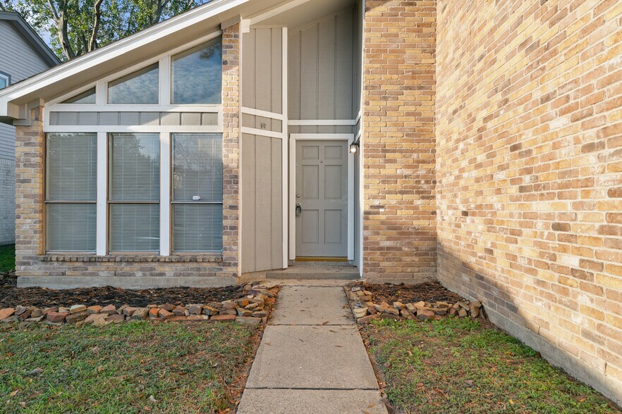 Building Photo - 10530 Rippling Fields Dr
