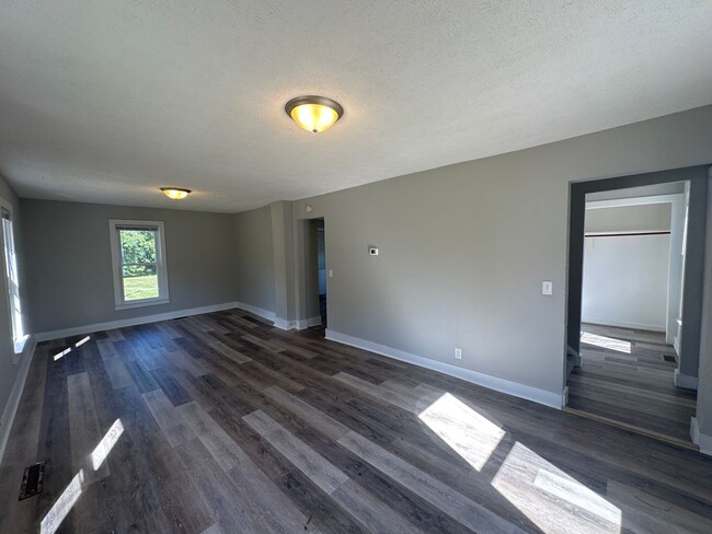 Building Photo - Spacious Freshly Updated Home Close to Dow...