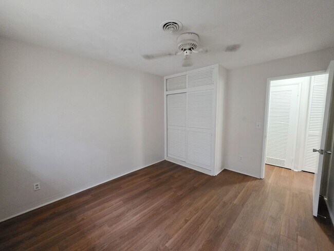 Building Photo - 3/2 with Florida room and Carport