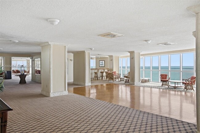 Building Photo - 600 Grapetree Dr