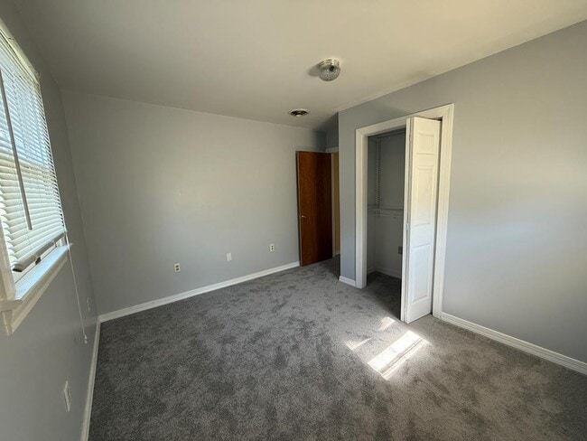 Building Photo - 12 Nelson Dr