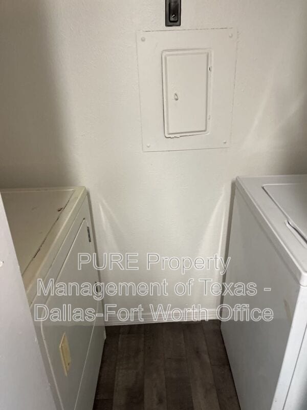 Building Photo - 18333 Roehampton Dr
