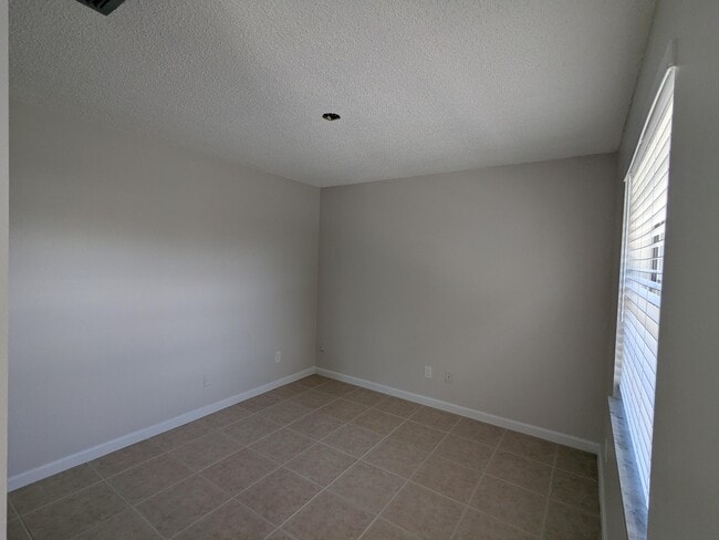 Building Photo - 4552 SE Ontario Dr