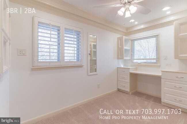 Building Photo - Arlington dulpex, top unit w/bacony overlo...