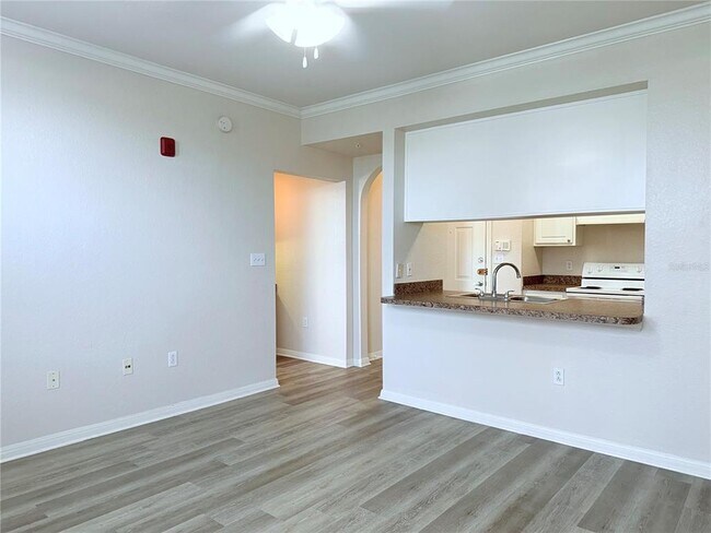 Building Photo - 911 N Orange Ave