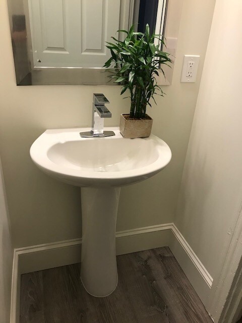 Building Photo - 3 Bedroom 2 Full Bath TownHouse with 2 car tandem  Parking for Rent
