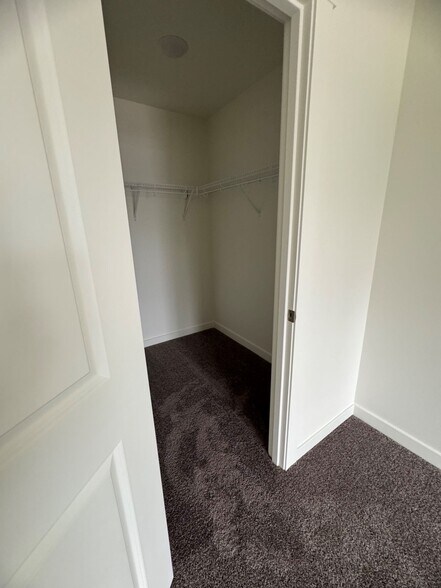 Building Photo - 6926 N Madison Cir