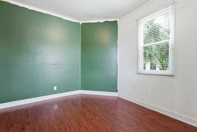 Building Photo - 309 W 41st St