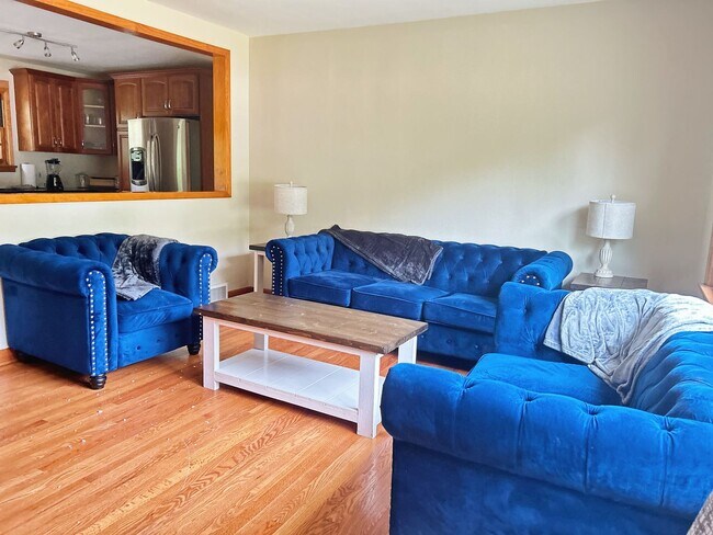 Building Photo - Beautifully Renovated Ranch-style Home!