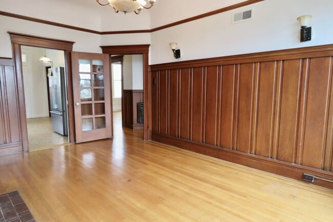 Building Photo - Huge and Beautiful Classic Top Floor Condo