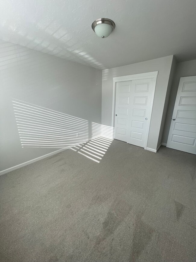 Building Photo - ** MOVE IN SPECIAL!** Must See in NE Albany!